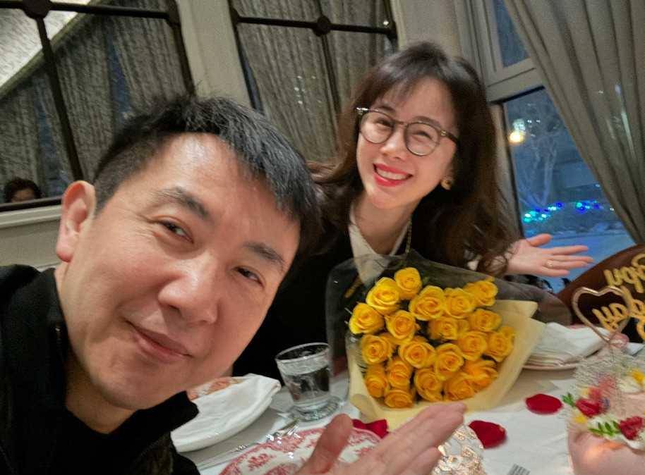 梅婷前夫鄢颇全家福,娇妻女儿不及前妻美?_妻子_家庭_一家人