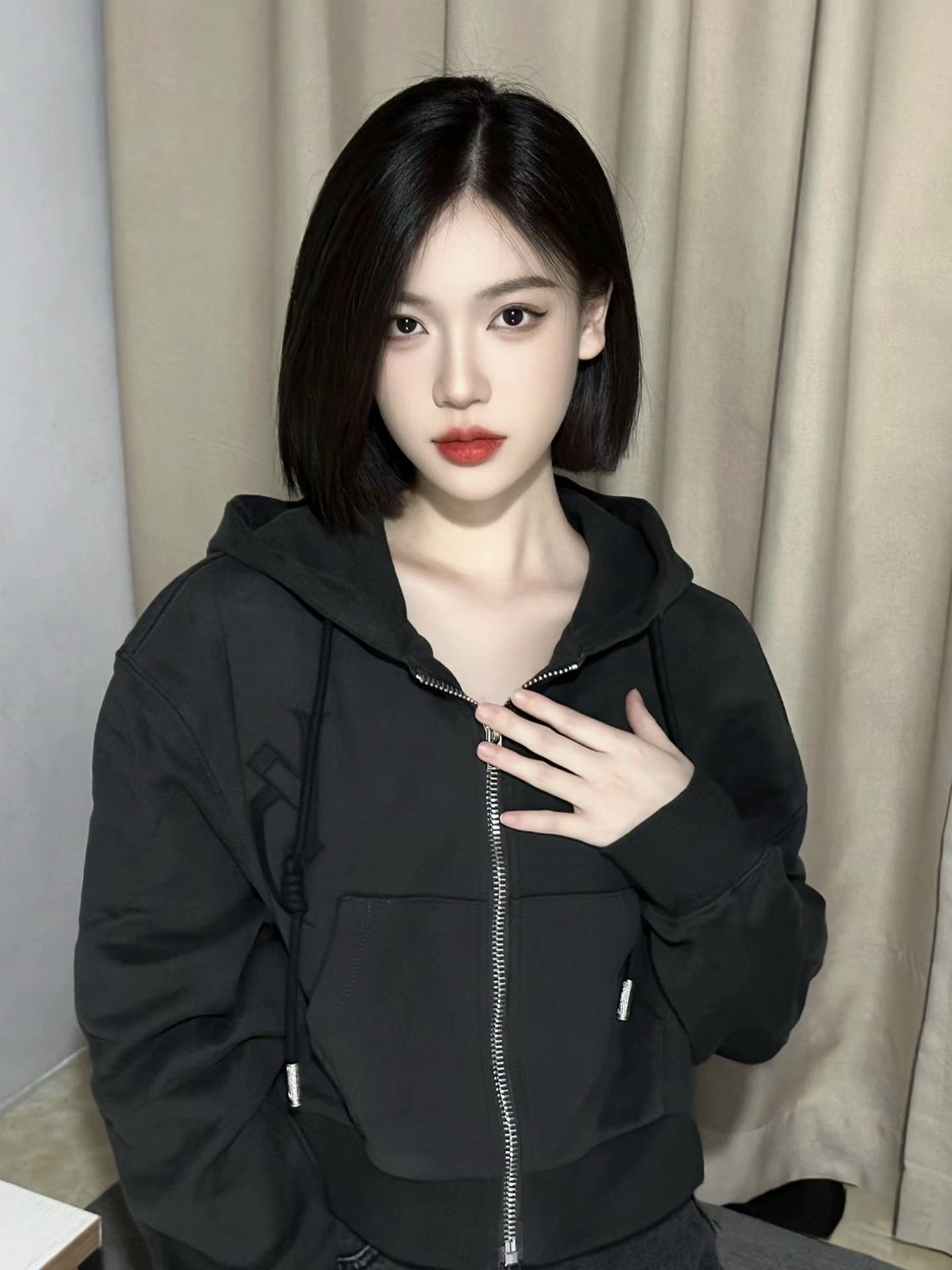 短发女生的时尚秘诀一刀切发型打造清爽干练形象