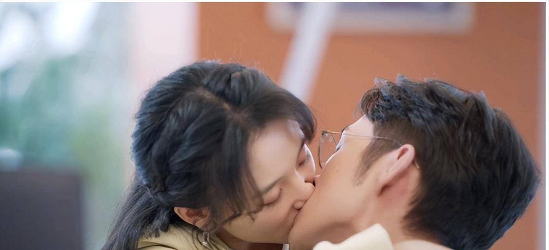 张彬彬抱着吴倩亲吻时用嘴吸!吴倩酥麻站不稳!网友呼这是舌吻了