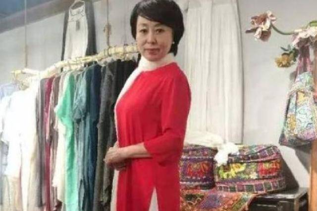 相差19岁的"姐弟恋":41岁女老板恋上22岁下属,50岁生3胞胎_李巧林