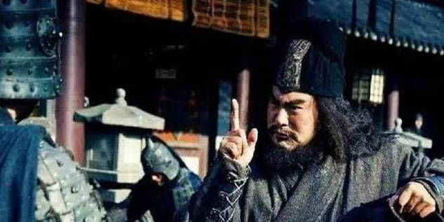 张飞要求三天凑齐十万件白旗白甲,否则就杀头,怎么样才能做到?