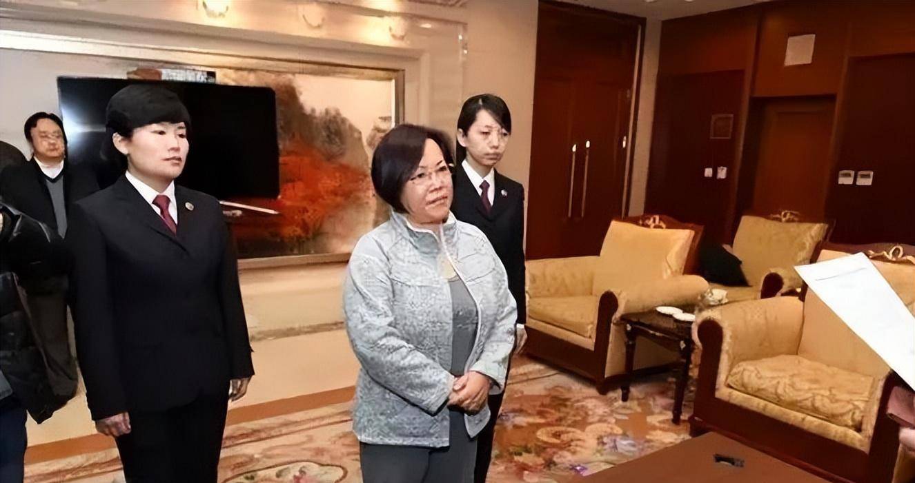 黄玉荣:受贿1900万,潜逃美国13年,被捕时哭诉,上吊的树都选了