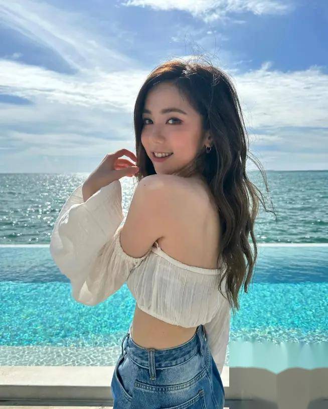 揭秘女神进化论:邓紫棋性感身材,才华与美貌并举,这世界谁能hold住?