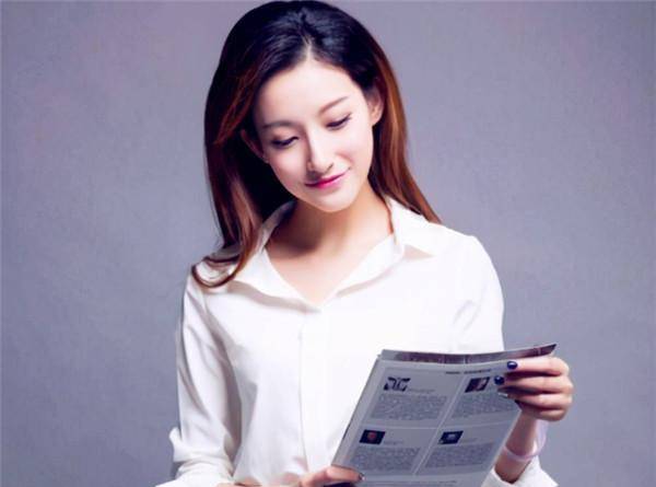 她是央视最美女主持,因泳裤滑落走红网络,霸气回应:谁爱看谁看_人生