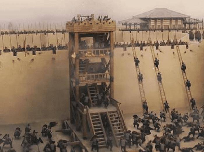 古代攻城用云梯,守城士兵为何不推倒梯子,反而费力往下砸石头?