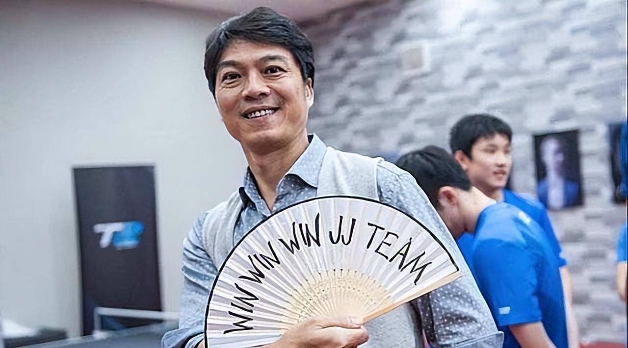 25岁退役的乒乓男神江嘉良,娶百花影后为妻,一家四口都颜值超高