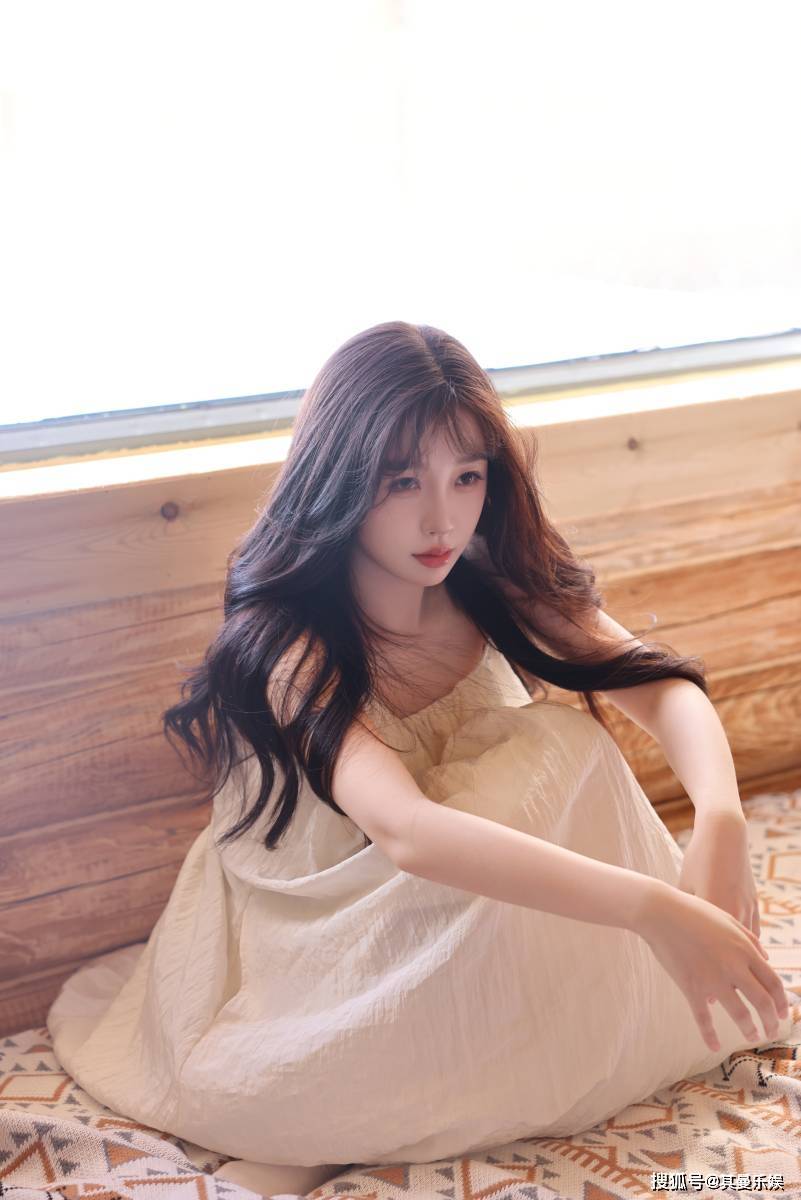 虞书欣居家写真曝光,白裙纯欲慵懒似野猫,颜值爆表撩人心弦