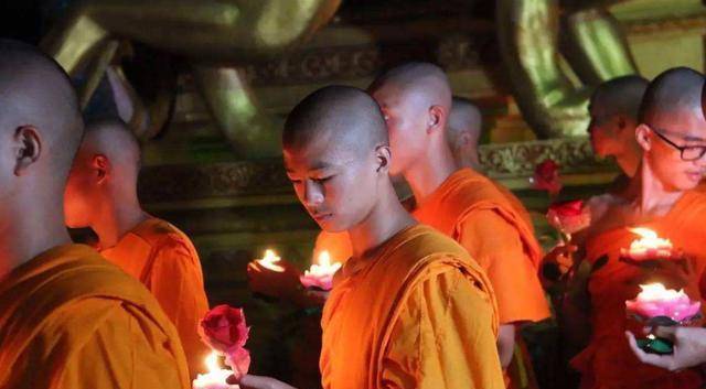 活佛龙婆坤:秘制佛牌多次救人命,泰国国王都要虔诚跪拜他