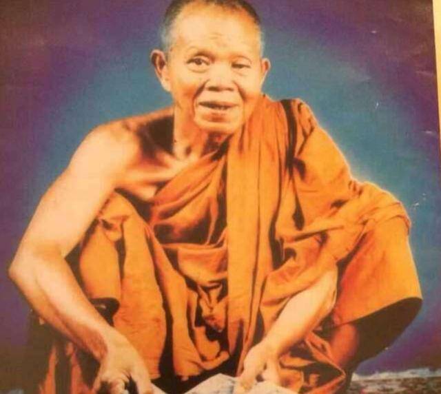 活佛龙婆坤:秘制佛牌多次救人命,泰国国王都要虔诚跪拜他