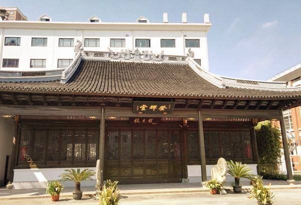 金陵女子大学初名为"长江流域女子协和大学",1914年学校执行委员会