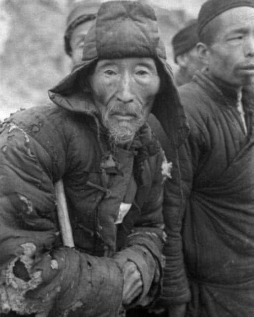 1942年的饥荒有多恐怖?四袋米就可以买到一个妇女,遍地饿死无数
