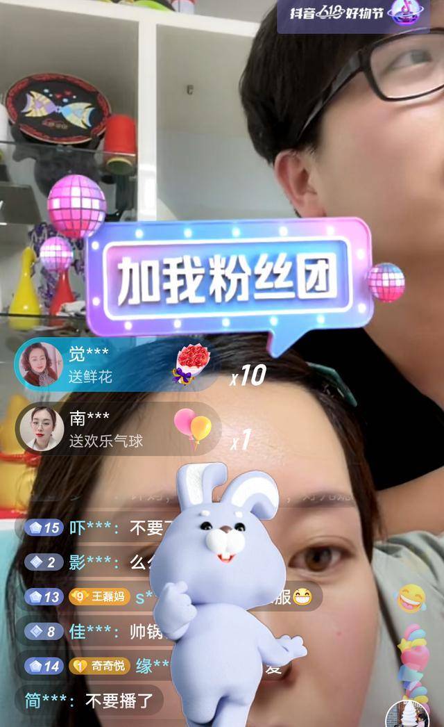 田静直播观众给奇奇刷礼物,姥姥的反应引人热议,三观正的一家人