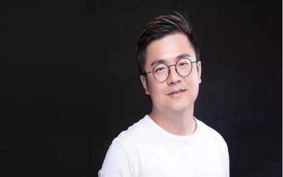最牛路边摊主,因穷被前女友抛弃,如今收入超过300亿
