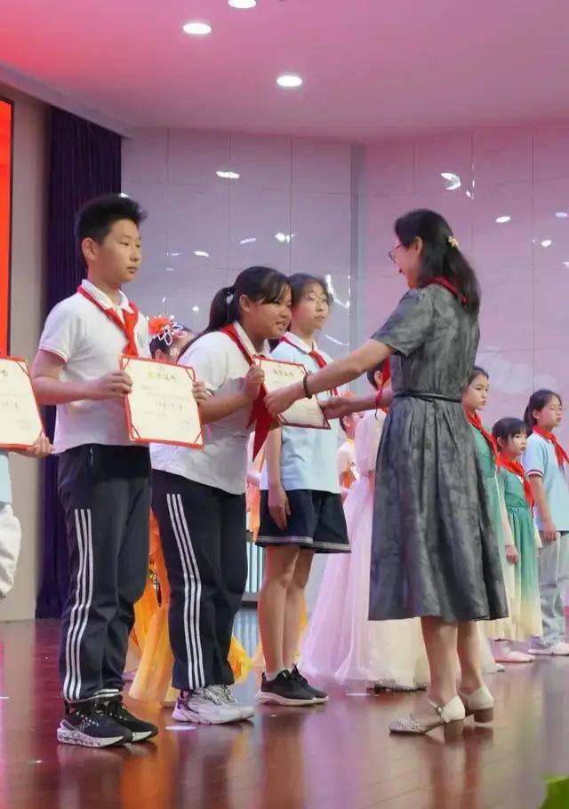 浙光小学开展庆"六一"文艺汇演暨第十届"七彩少年"表彰活动
