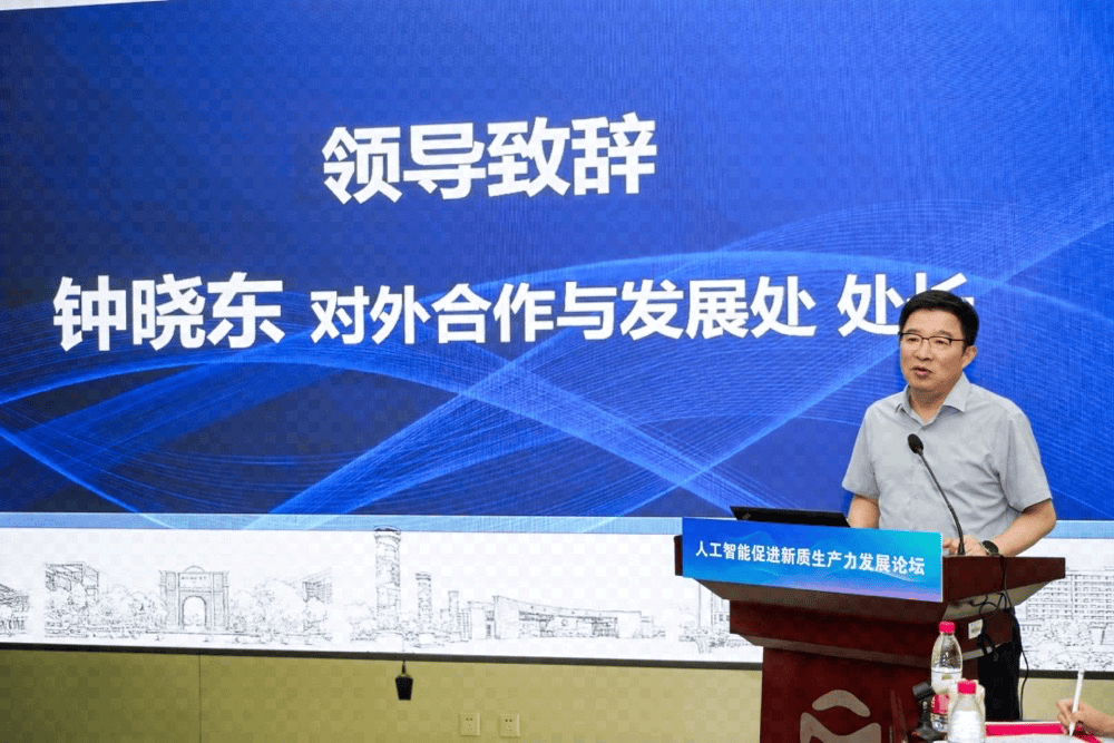 校友总会秘书长钟晓东做总结发言与会人员合影留念下午2:00,由中国矿