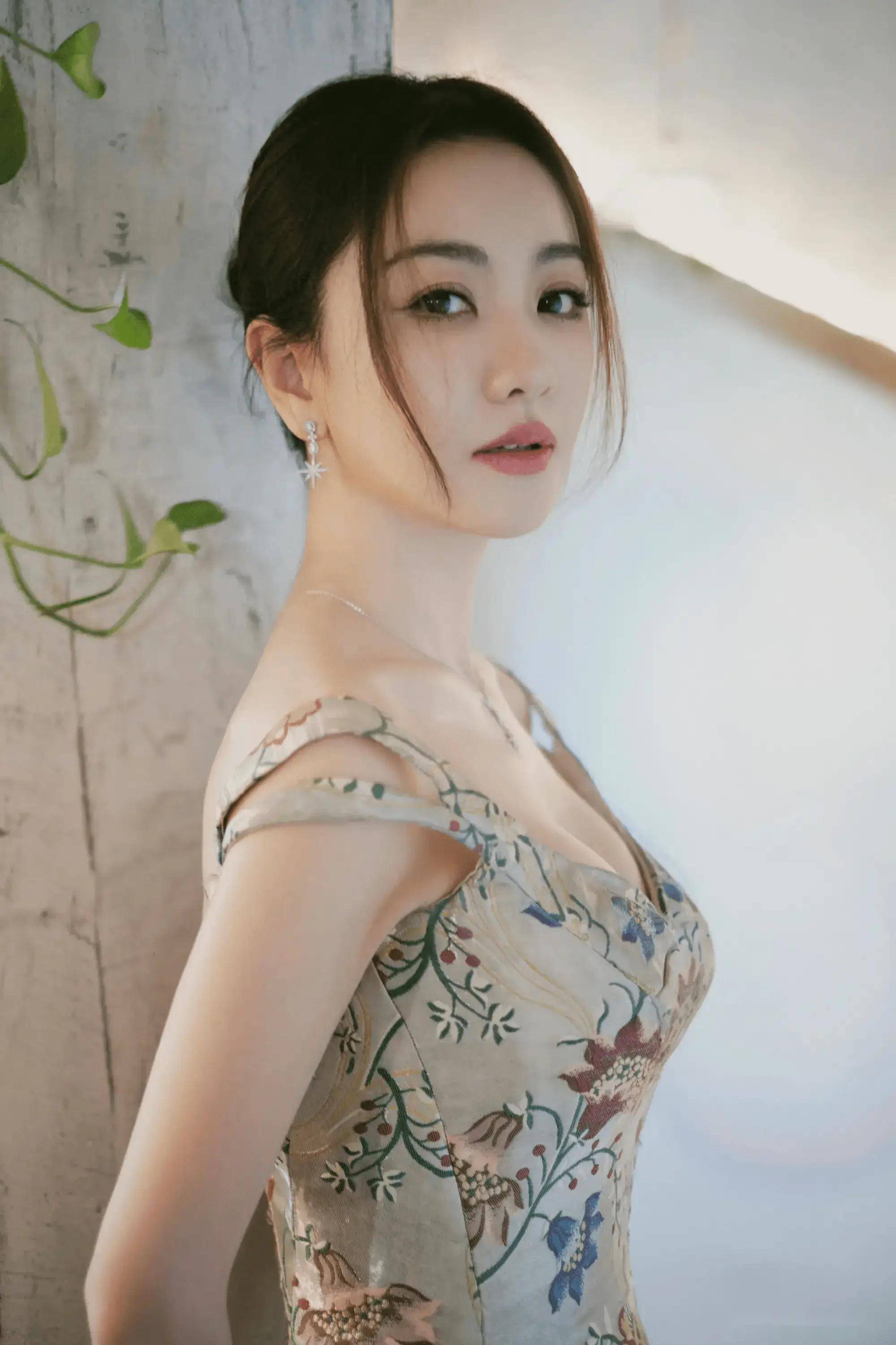 这谁顶得住!杨蓉写真展现时光醇厚的性感风情!