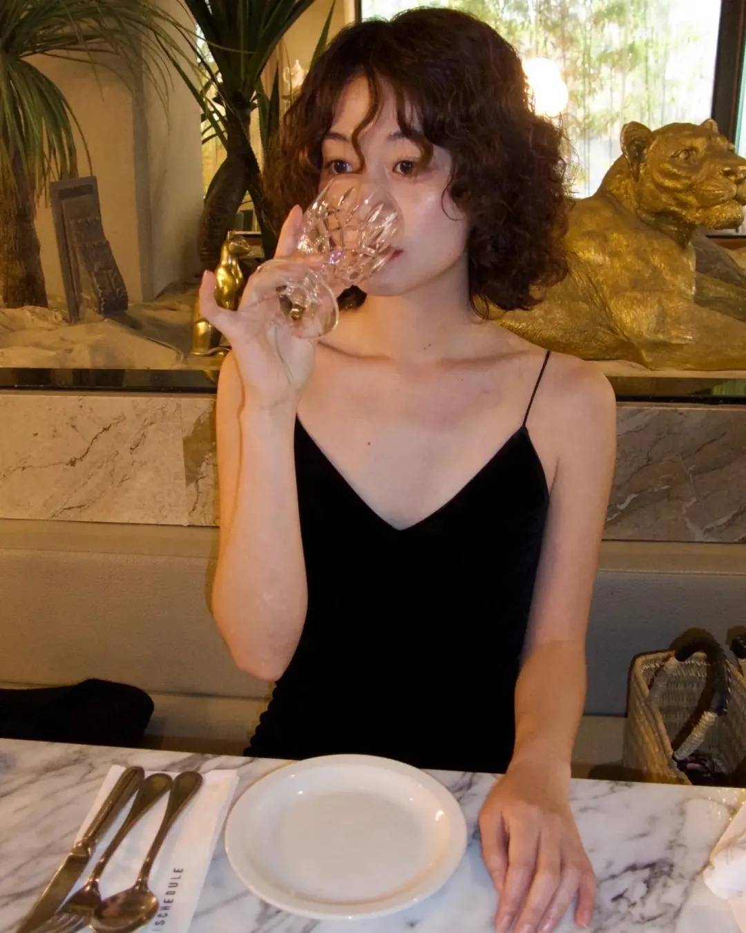40岁左右的女性选择齐脖层次卷发成熟有魅力