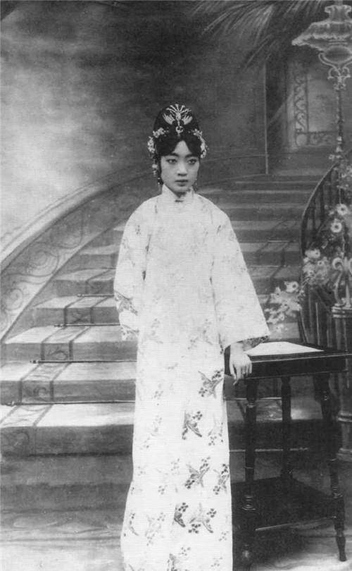 婉容的烟瘾有多大?溥仪翻开内务府记录之后,动了一个小手脚