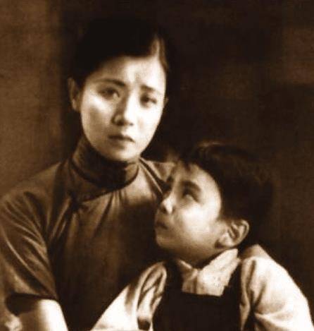 晚上回家妻子闭门不开,他去到公园徘徊许久,最终选择自尽_黎铿_电影