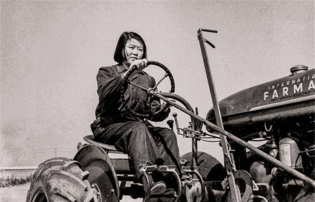 梁军:我国第一位女拖拉机手,后被印在人民币上,高寿90