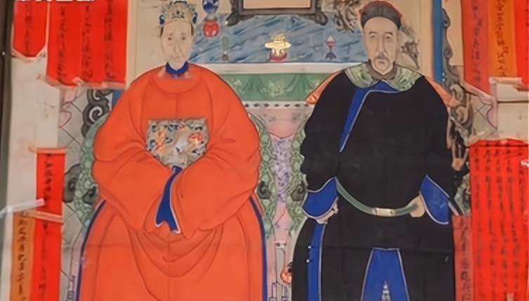 浙江江山大陈村,汪老伯珍藏着两幅祖宗画像,其中一幅传承了5代