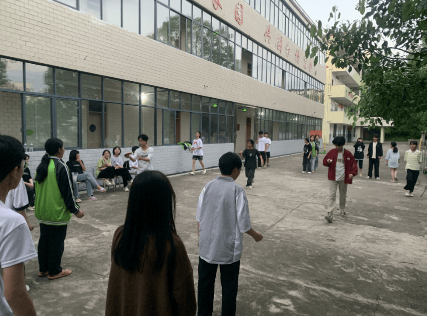 寻乌县澄江中学举行九年级考前减压趣味运动会