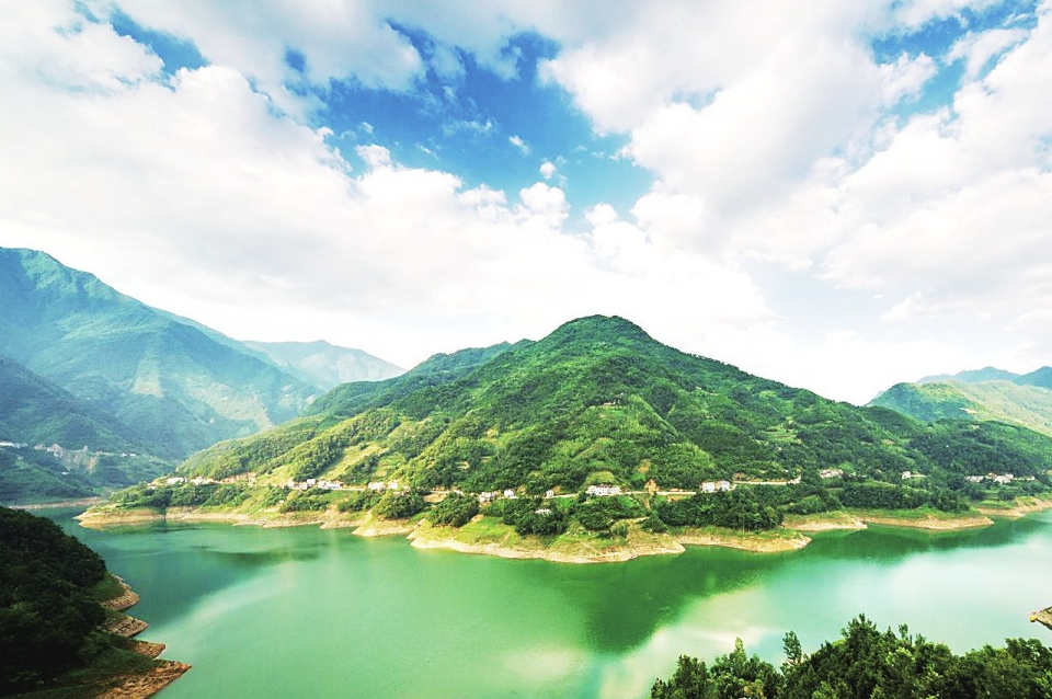 巴山原乡亢谷景区,黄安坝草场,雄奇险秀的九重山.