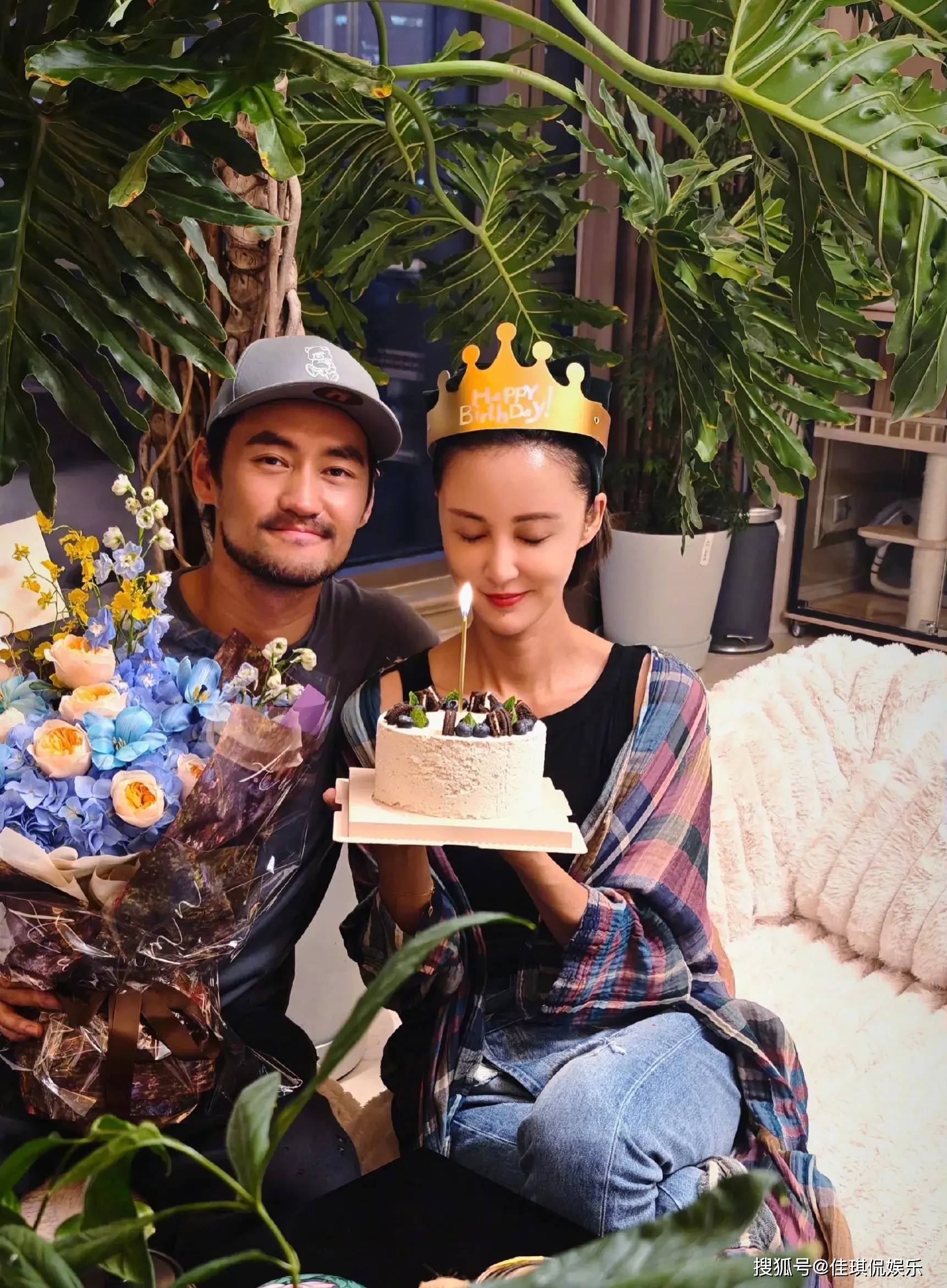 张歆艺庆祝42岁生日,袁弘笑的一脸幸福,儿子四坨依偎在妈妈怀里