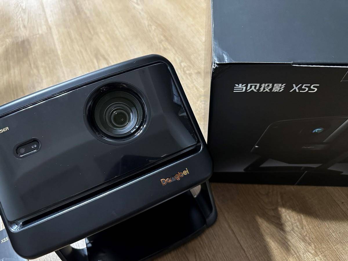 当贝X5S激光云台投影仪:光影之间的艺术与创新