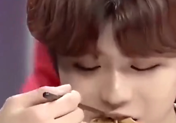 蔡徐坤为了吃东西连面子都不要了,说好坚决不吃,下一秒画风突变