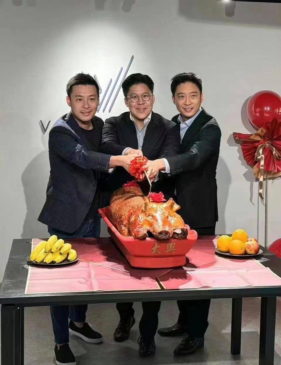 霍家三兄弟里,霍启刚新闻最多,霍启山最帅,但霍启仁面相最好.