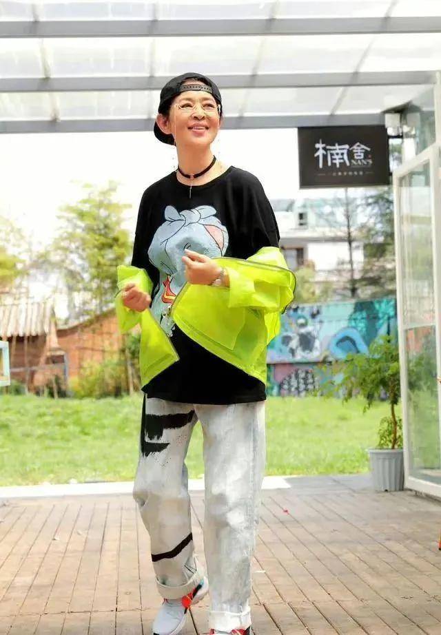 倪萍疯狂减肥没变漂亮反倒显老,晒的黢黑身材干瘪,甚至不如农家奶奶