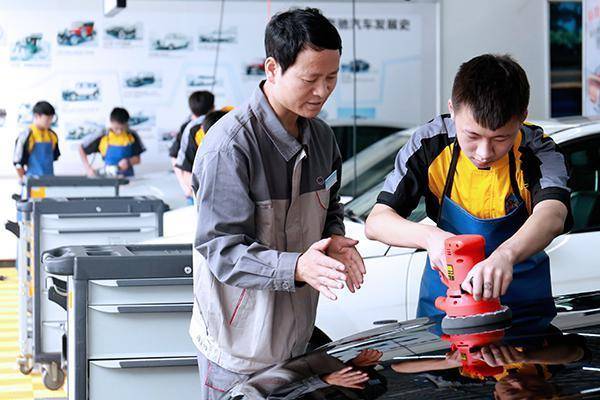 新能源汽车维修师的报考条件可能包括相关的教育背景(如汽车工程,机电