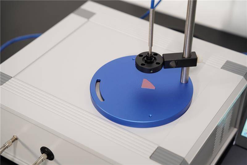 在微流控涂层膜厚仪中,微流控技术被用于精确控制流体在微通道中的