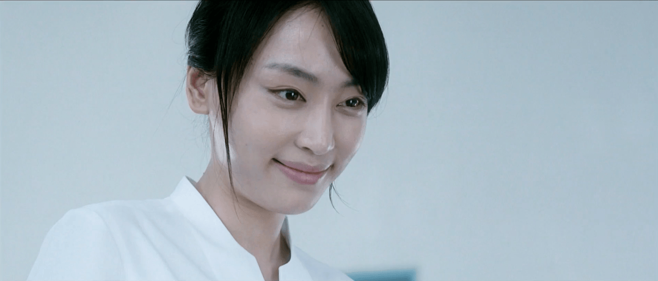 对妍秀一见钟情拿到相机后,尚万来到医院将相机物归原主,原来相机的