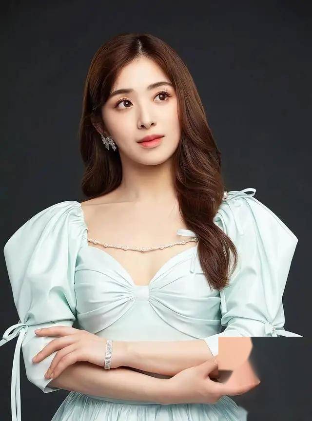 这谁顶得住!34岁张含韵,饱满性感的女神写真让人难以忘怀!