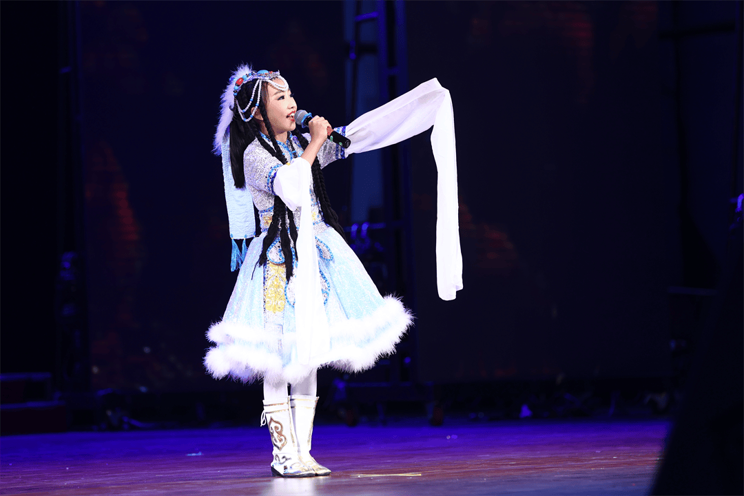 四年级4班的吕玥同学曾荣获海淀区艺术节独唱一等奖,在艺术节展演的