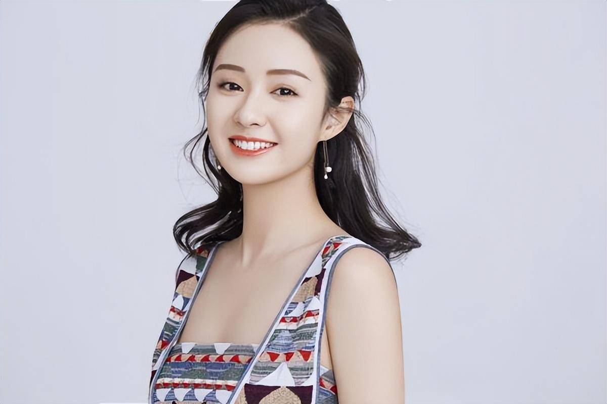 《西红柿首富》的女主本该是马丽来饰演,结果中途换人,宋芸桦被资本