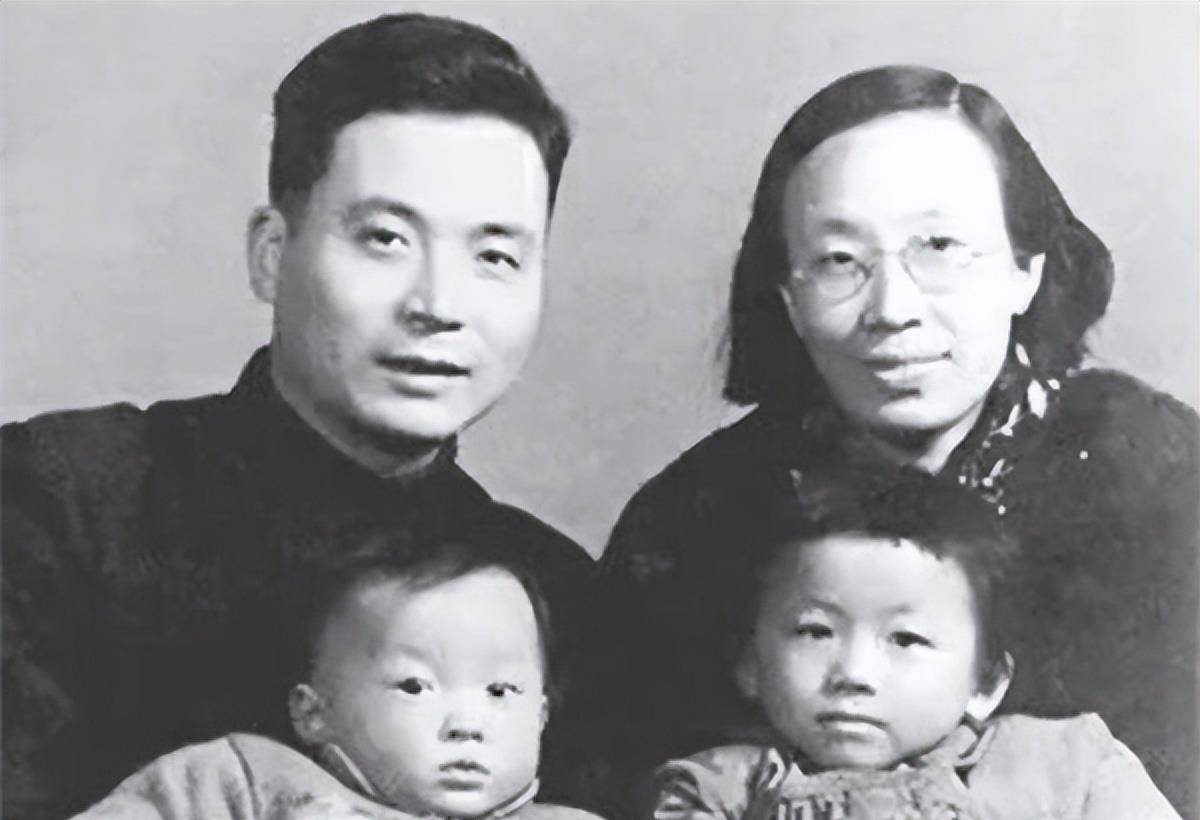 苦等邓稼先28年的许鹿希,93岁仍住在60平米的老房子,子女如今如何?