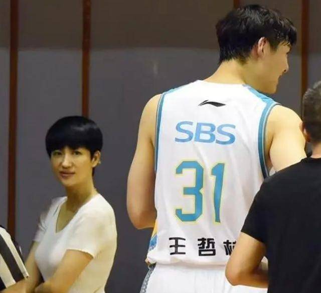 2届mvp传与前美女老板有染,上海为他出1亿转会费,如今让人失望_王哲林