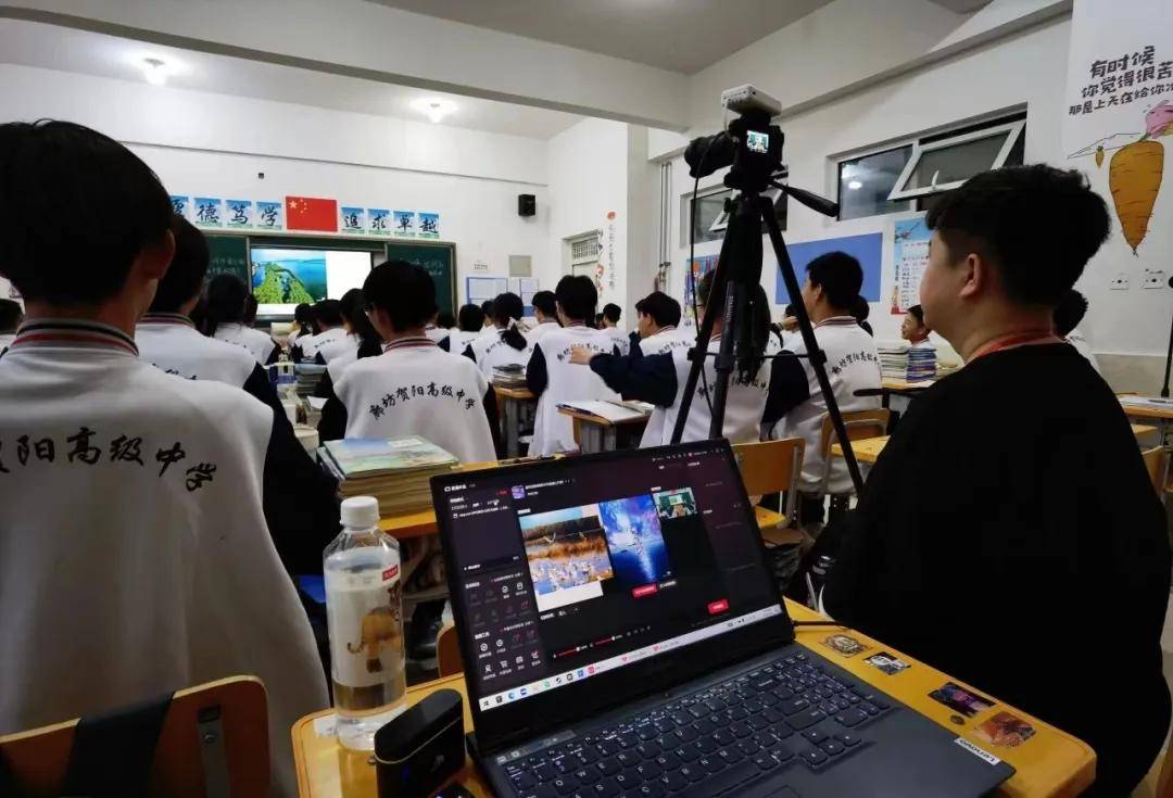 近日,廊坊贺阳高级中学进行了一场别开生面的教师教研公开课,通过抖音