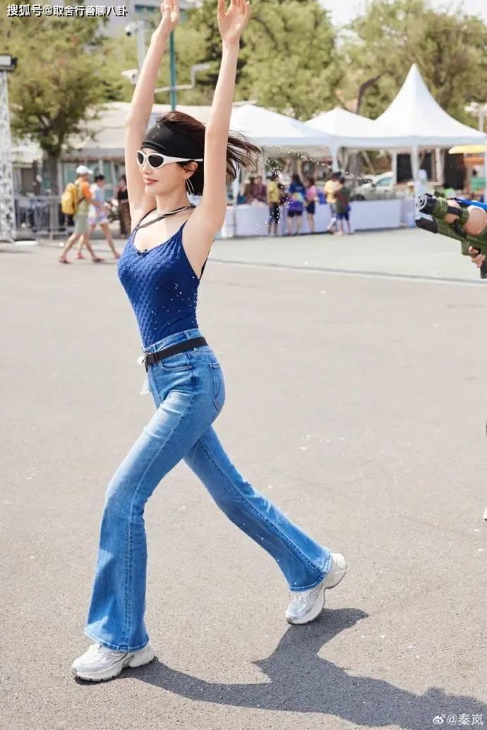 秦岚晒泰国游玩照片,墨镜搭背心又美又酷,怀抱水枪非常开心