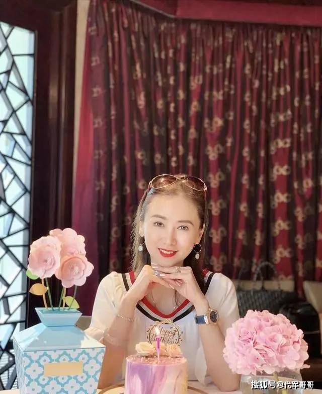 走红,35岁遭豪门抛弃,39岁遇真爱,如今55岁让人羡慕_翁虹_伍伟杰_舞蹈