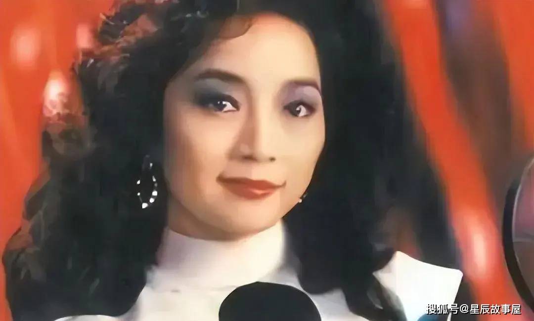 她宁愿离婚也不愿改变中国国籍,春晚为她破例,75岁仍独身