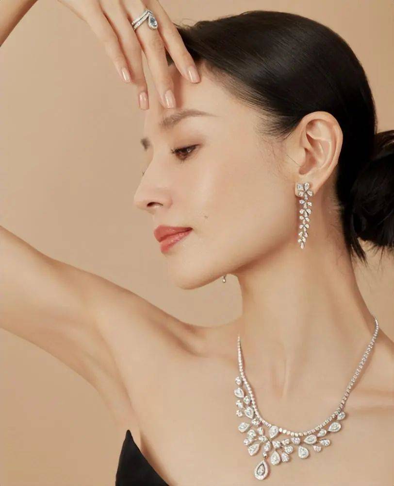 43岁董洁戴百万珠宝亮相,身材干瘪脸带苦相,与高圆圆同框差距大