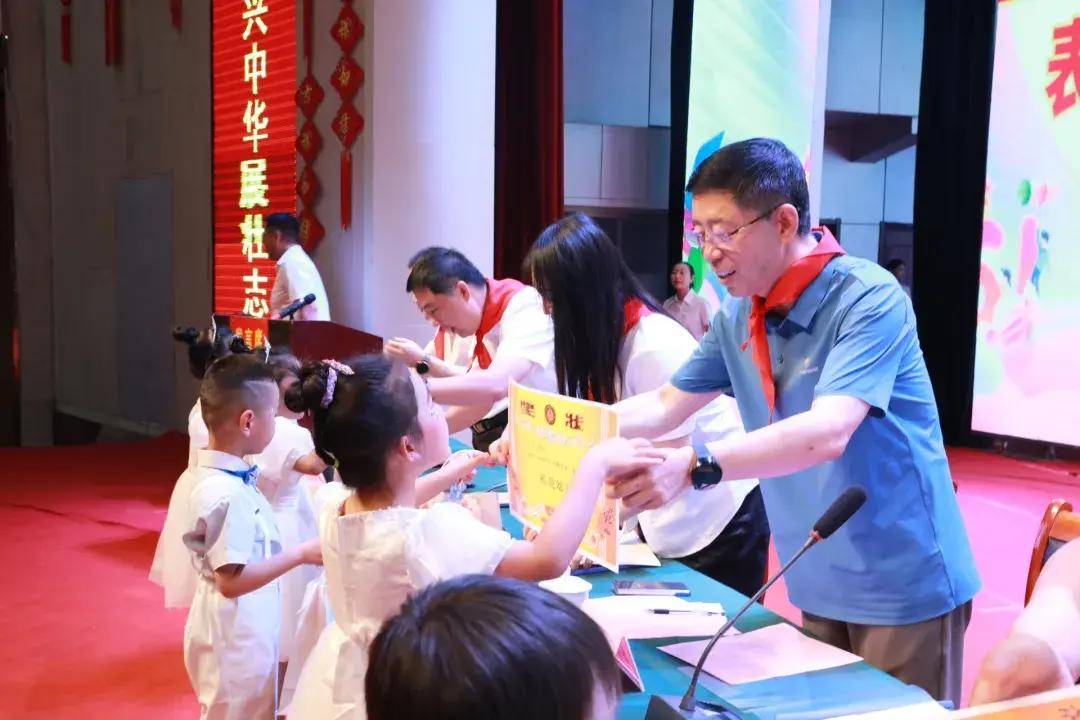发展,大会对振兴学校六(2)班等4个先进班集体,张金曼等8名优秀辅导员