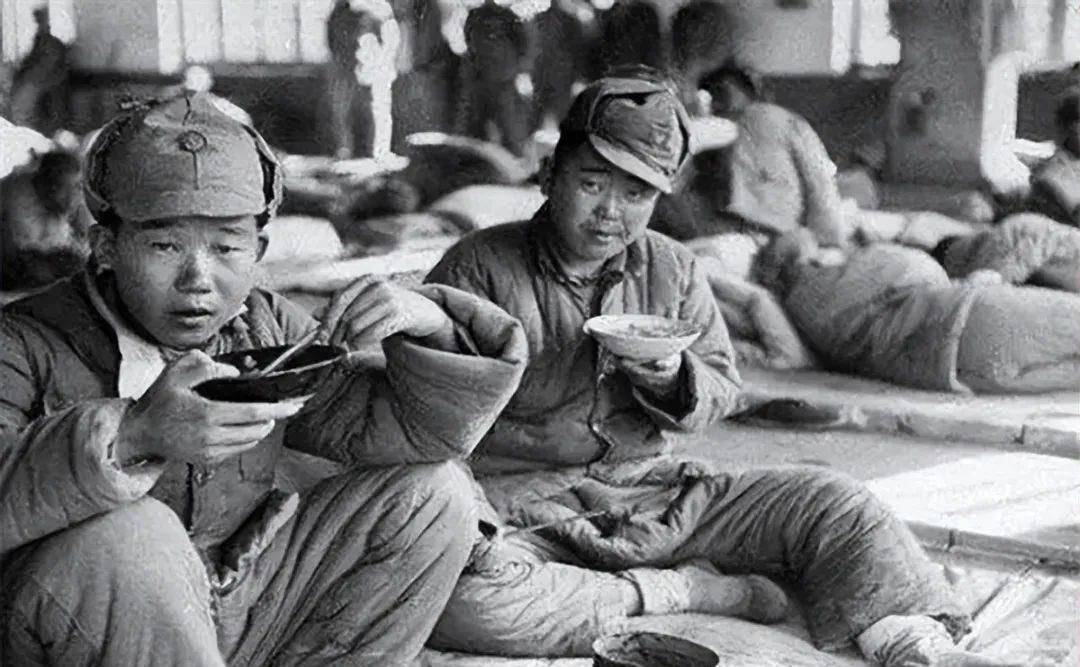 70年代部队伙食:面和肉是稀罕物,一个连20块,维持100多人三餐