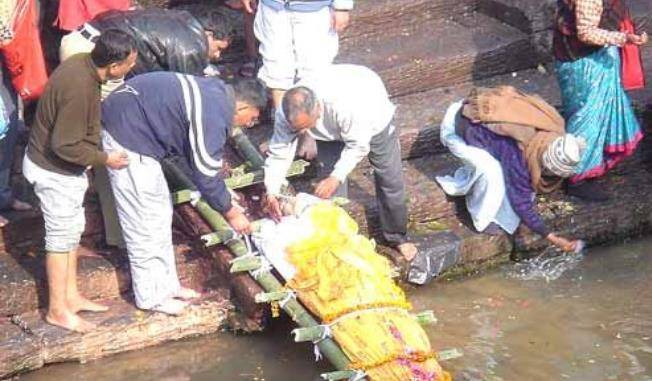 水葬就显得过于古老了,死者直接扔进水里.