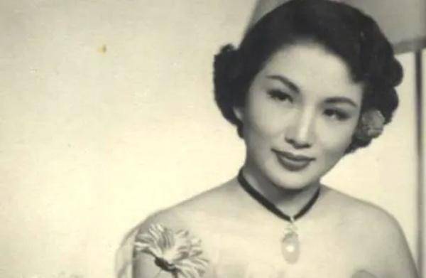 韩菁清从小接受良好的教育,努力读书,还聘请家庭教师,教她习古文,教她