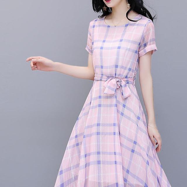 炎热的夏季还是多备几款这样的雪纺连衣裙,看着就轻便凉爽又洋气